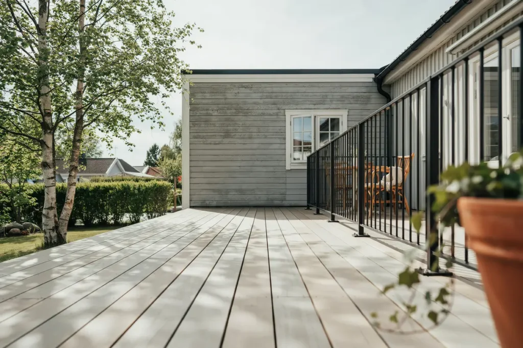 altanrenovering och nya r cken vid uteplats i raml sa